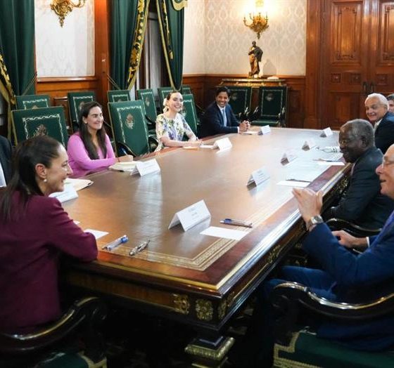 Presidenta Sheinbaum habla con inversionistas