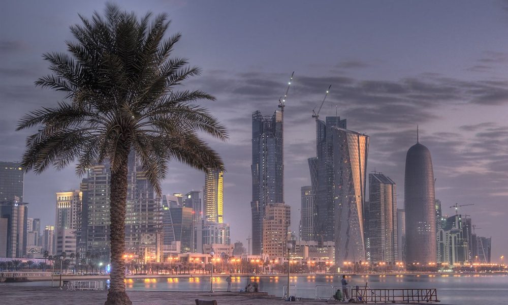 Qatar avanza en una reapertura parcial