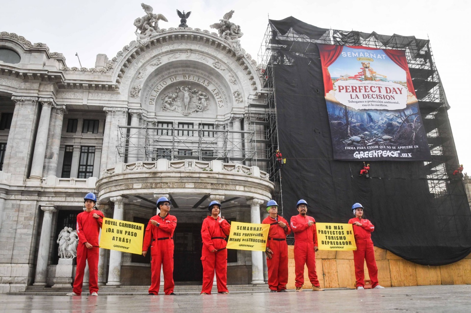 Greenpeace se manifiesta en Bellas Artes