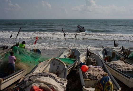 Pemex deja pescadores sin apoyos por derrame de petróleo