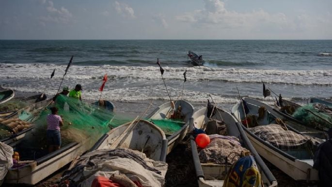 Pemex deja pescadores sin apoyos por derrame de petróleo