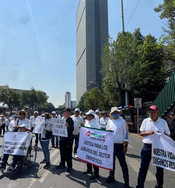 Jubilados de Pemex protestan contra límite a pensiones