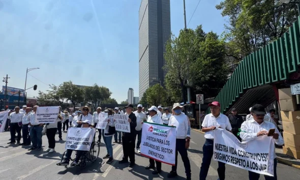 Jubilados de Pemex protestan contra límite a pensiones