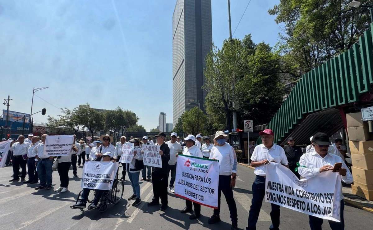 Jubilados de Pemex protestan contra límite a pensiones